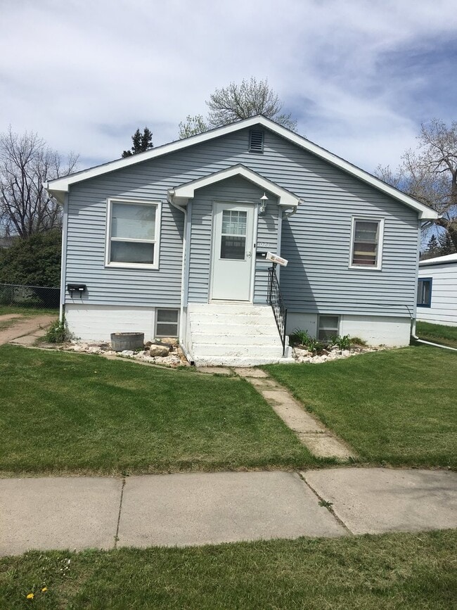 Building Photo - 2 Bedroom, 1 Bath Upstairs Unit for Rent