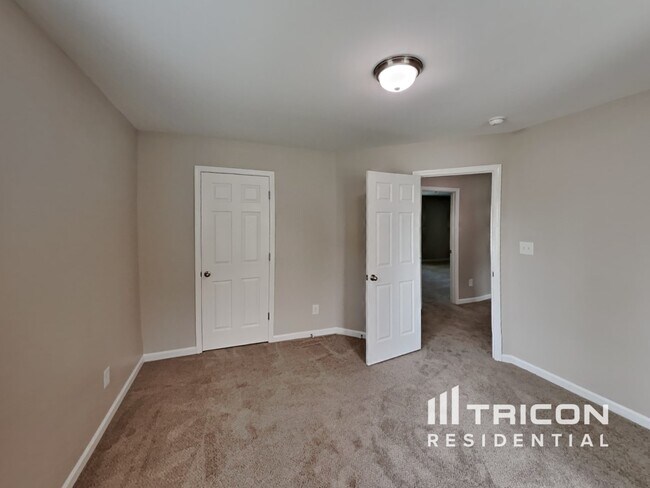 Building Photo - 17 S Sunny Dale Dr