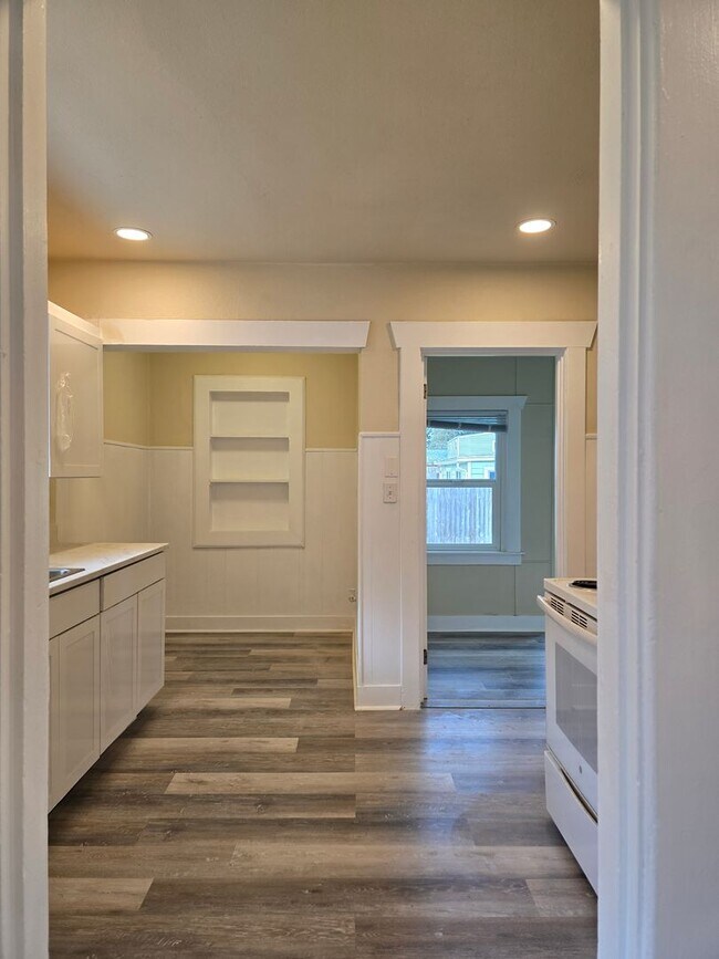 Building Photo - 2 Bedroom Duplex with Basement & 2-Car Garage