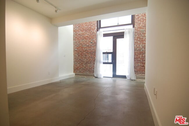 Building Photo - 940 E 2nd St