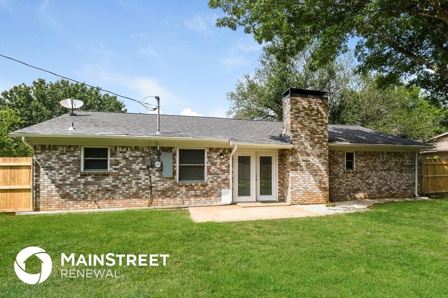 Building Photo - 812 Lake Pl