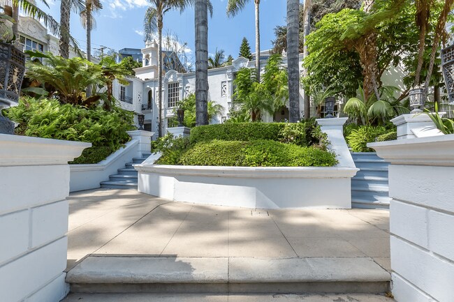 Building Photo - 8491 Fountain Ave