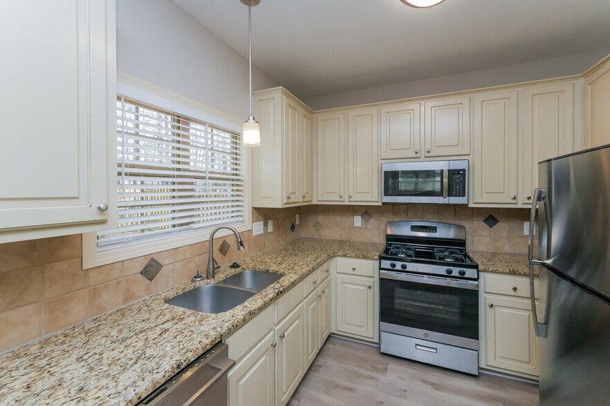 Building Photo - 184 Greenview Dr