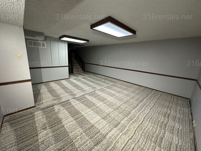 Building Photo - $1495 - 2 bed 1.5 bath - Duplex located in Riverside