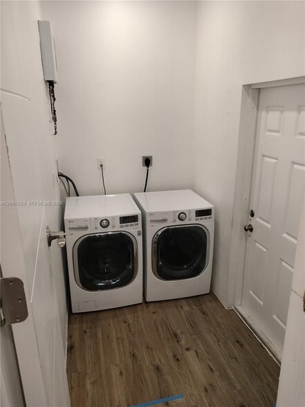 Building Photo - 2700 SW 28th Ct
