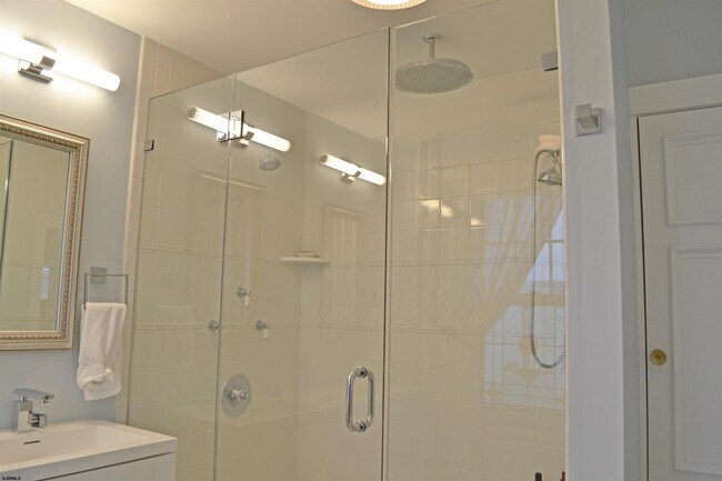 Building Photo - 16 S Somerset Ave