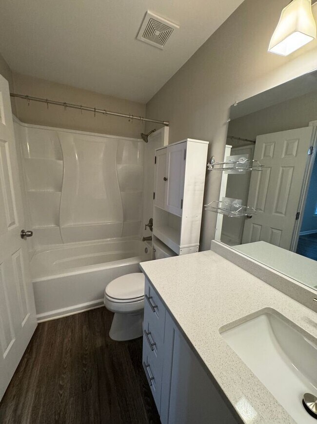 Building Photo - Beautiful 3 bed 2 bath home with open floorplan