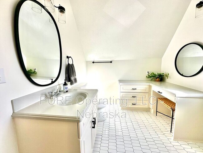 Building Photo - 4928 Happy Hollow Blvd