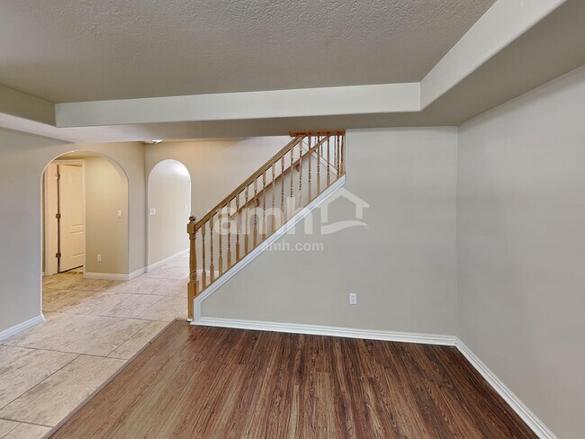 Building Photo - 865 Southhampton Dr