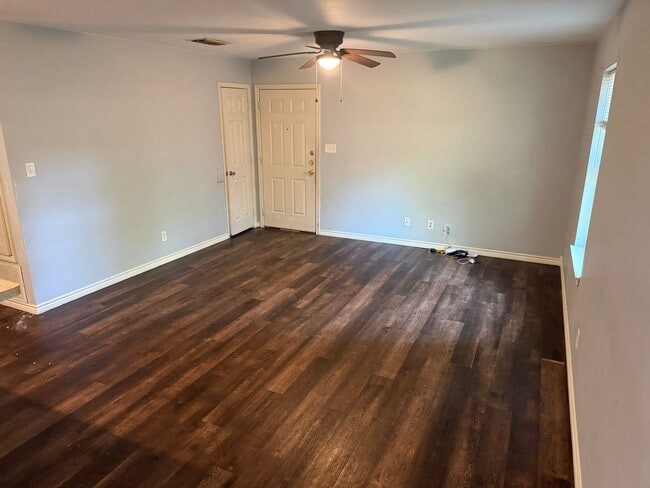 Building Photo - 2-bed/1-bath Duplex