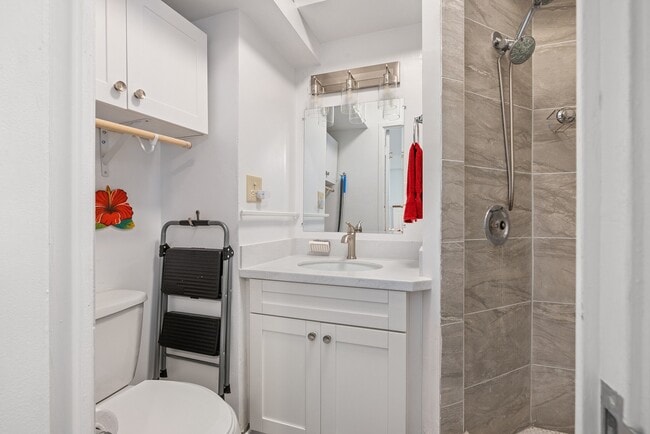 Building Photo - Fully Furnished Studio, 1 Bath. NO parking. Electric water and sewer are included in the rent.