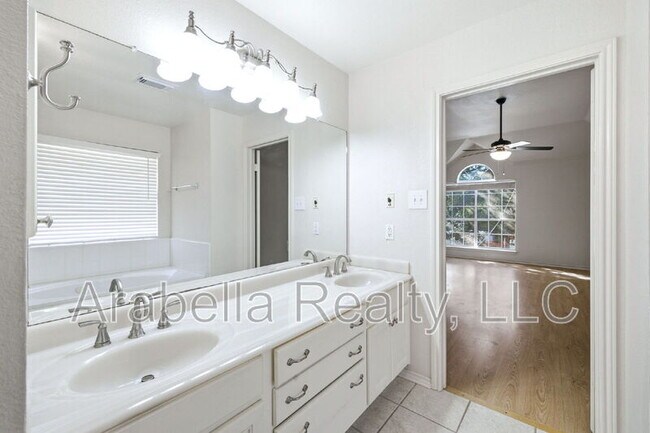 Building Photo - 832 Dimrock