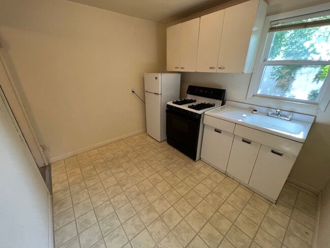 Building Photo - 102 E Park Ave