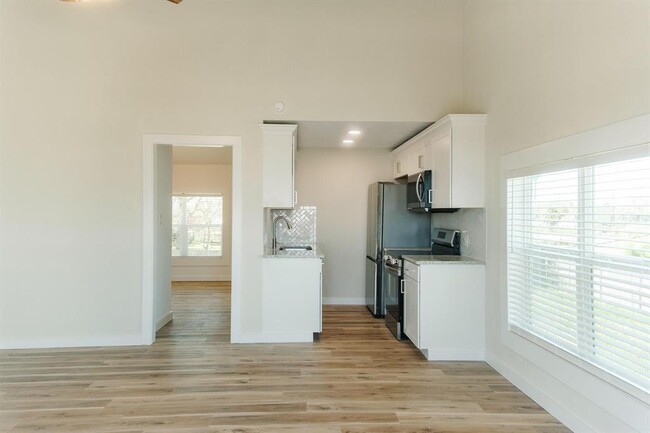 Building Photo - 4406 Helen St