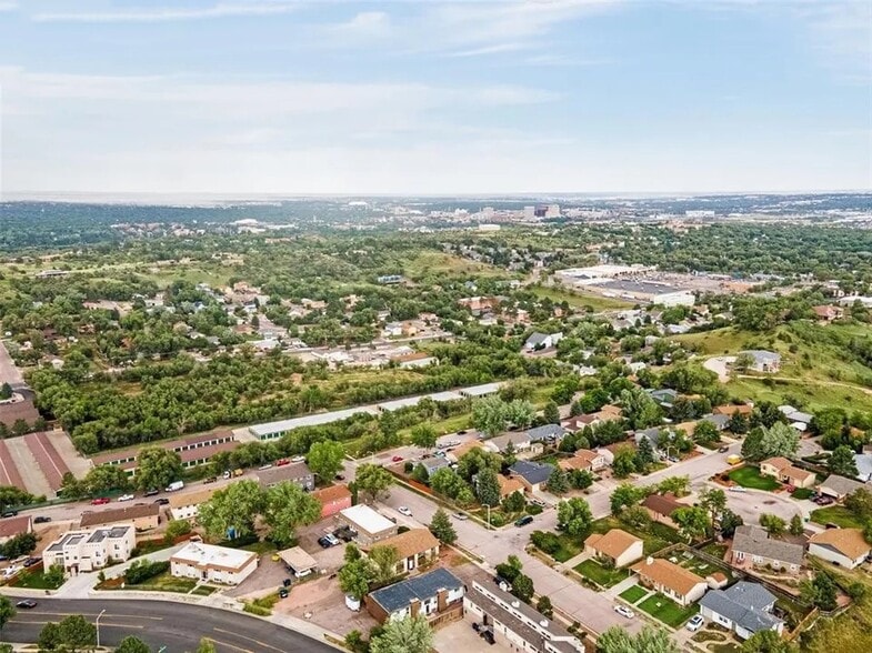 Building Photo - 2136 Friendship Pl