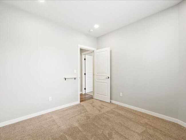 Building Photo - 617 Esperanza Ct