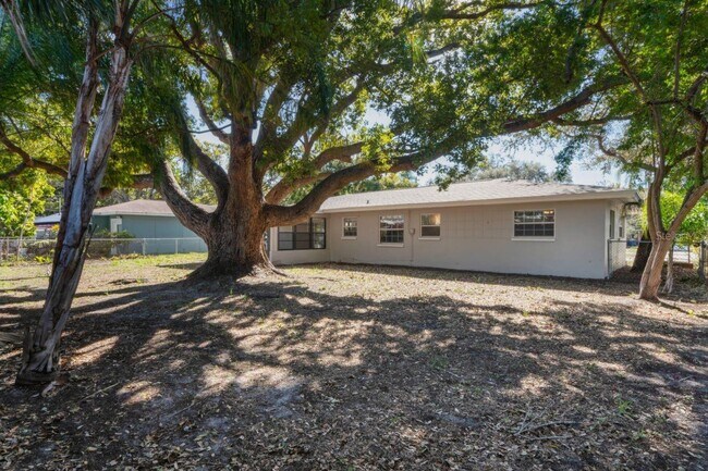 Building Photo - 1470 Overlea St