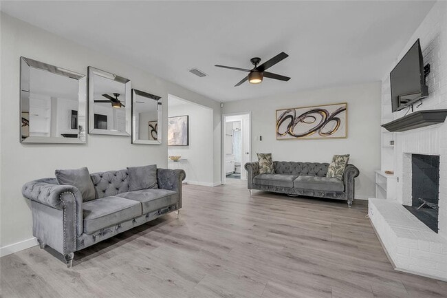 Building Photo - 3400 Laguna Dr