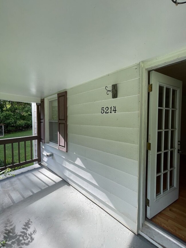 Building Photo - Quaint Country Cottage On Large Lot Near D...