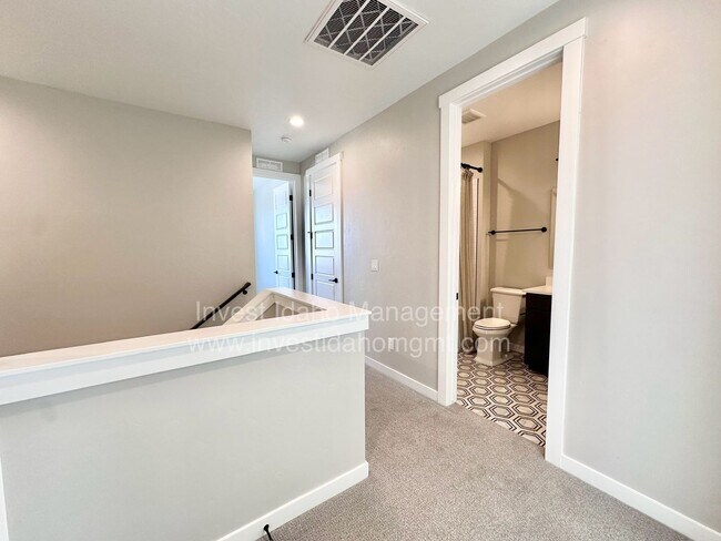 Building Photo - Luxury Living in the Heart of Star, ID – Gated Townhome with High-End Finishes