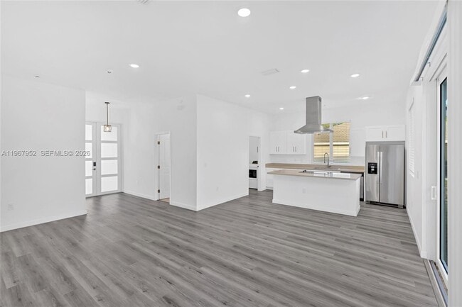 Building Photo - 719 Little Rock St E