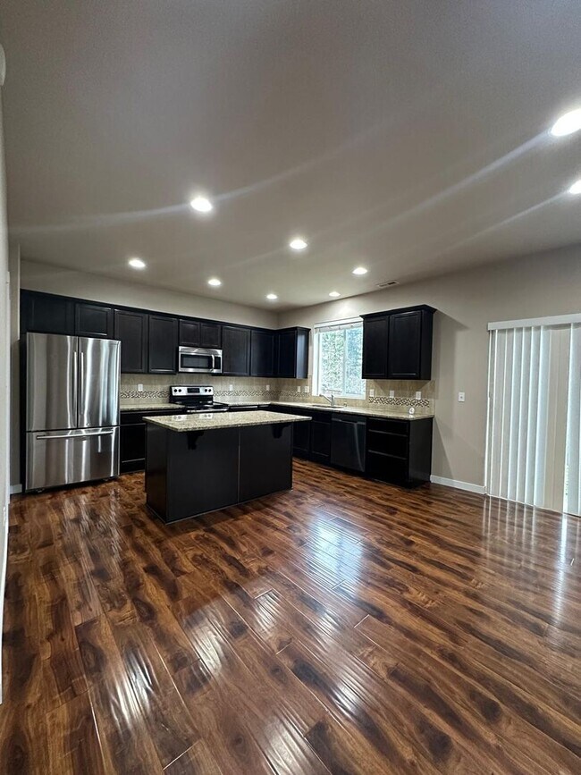 Building Photo - Listed For Rent