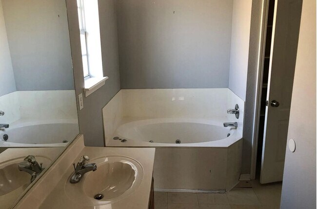 Building Photo - 3 Bed 2 Bath Broken Arrow