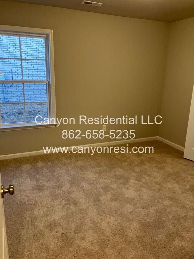 Building Photo - Great 3 BR 2 BA in great location won't last long!