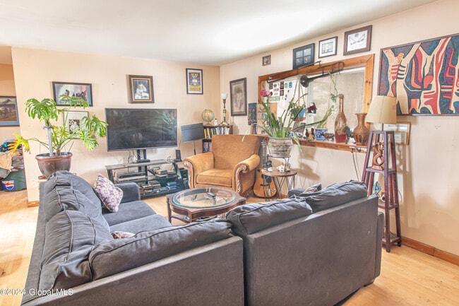 Building Photo - 99 1/2 Walworth St