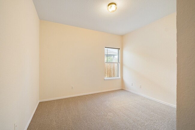 Building Photo - Spacious 4 Bedroom, 2 Bath Single-Story Home in Manor
