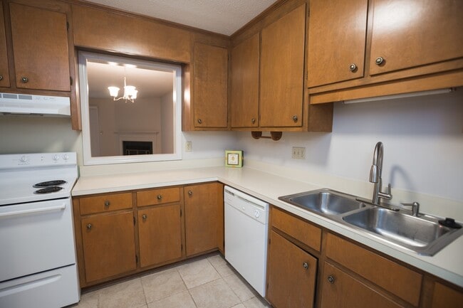 Building Photo - Available early July! Adorable 2 bed, 2.5 ...