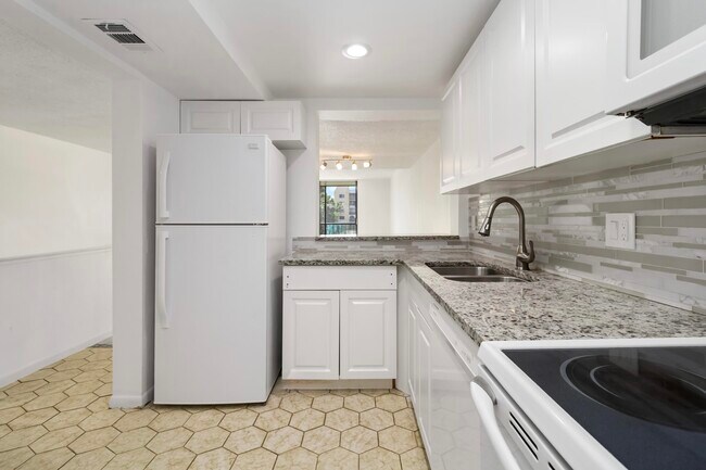 Building Photo - 2820 Tennis Club 204 Dr
