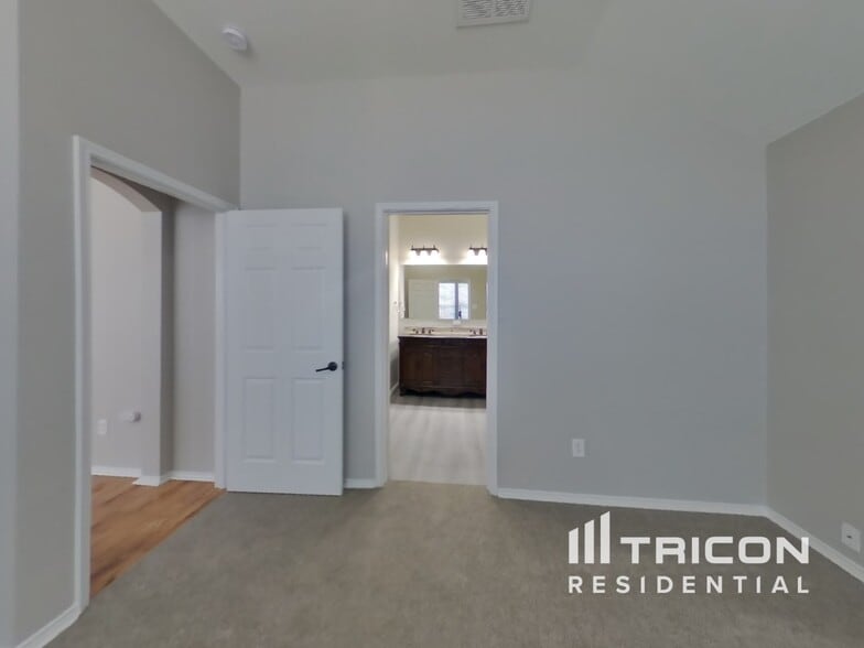 Building Photo - 558 Hickory Ln