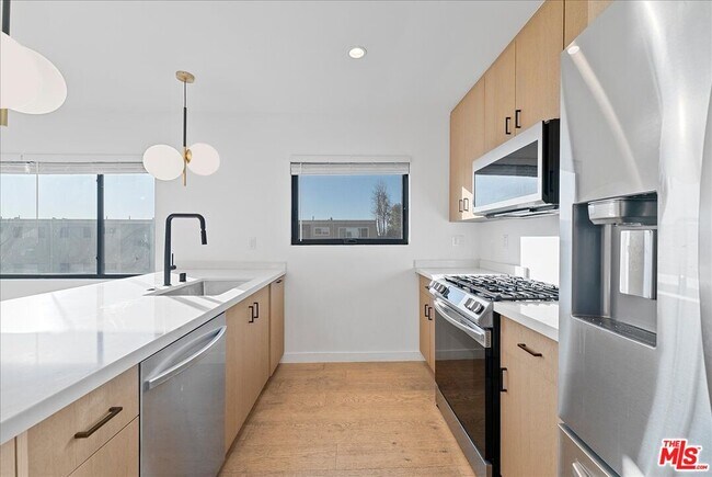 Building Photo - 1210 Larrabee St