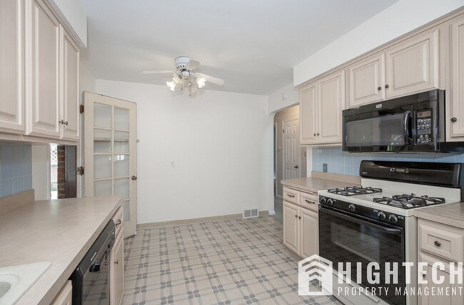 Building Photo - 3 bedroom/1 bath! PARMA!!