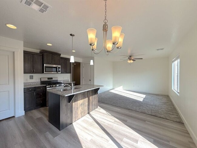 Building Photo - 4 Bed, 2.5 Bath home with 2 Car Garage