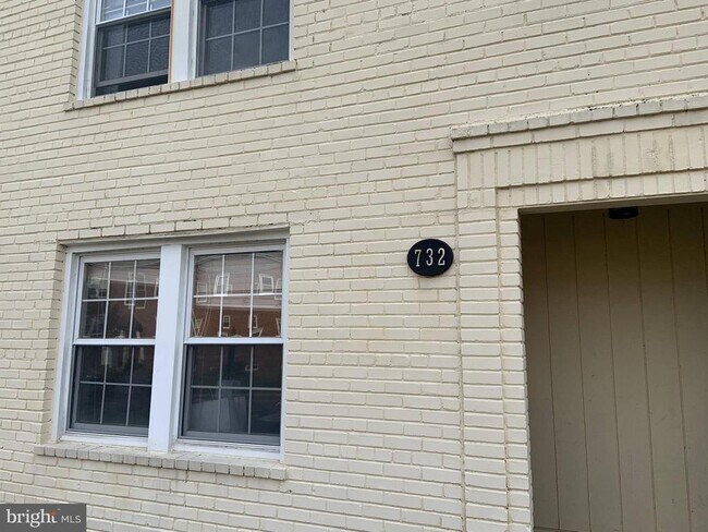 Building Photo - 732 N Oakland St