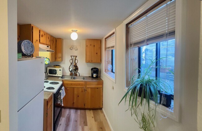Building Photo - Fully Furnished, 1 Bedroom Basement Apartm...