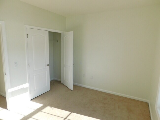 Building Photo - Recently Painted - 2 Bdrm Large Condo Edis...