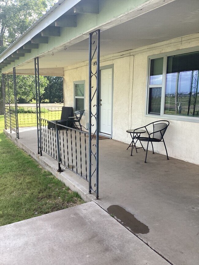Building Photo - Country living close to town in Portales!