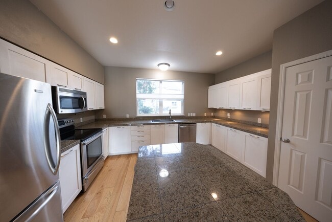 Building Photo - Townhome-Style Condo at Columbia Shores - 3 Bedroom