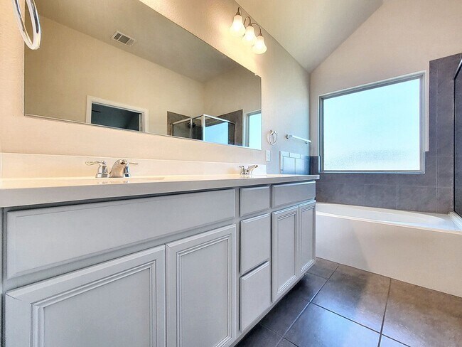 Building Photo - Beautiful One Level 3 BR / 2 BA Home for R...