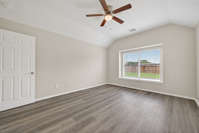 Building Photo - 6915 Great Oaks Shadow Dr