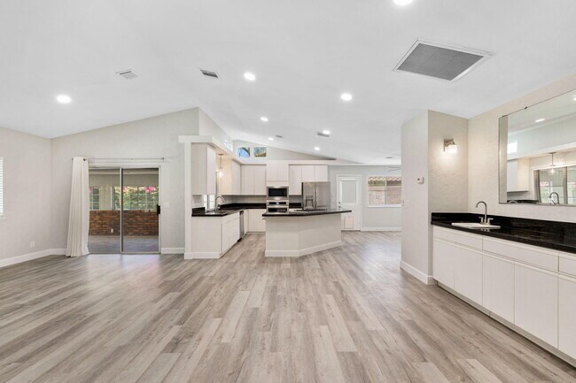 Building Photo - 39495 Regency Way