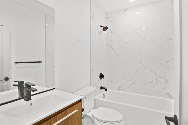 Building Photo - 127 E Cottage St