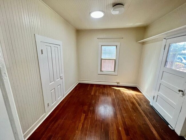 Building Photo - 5th Street Charm! Apply NOW!