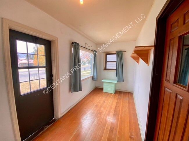 Building Photo - Spacious Two Bedroom Home on the Flats!