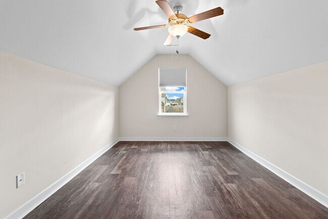 Building Photo - Minutes to Back Gate & Beaches!