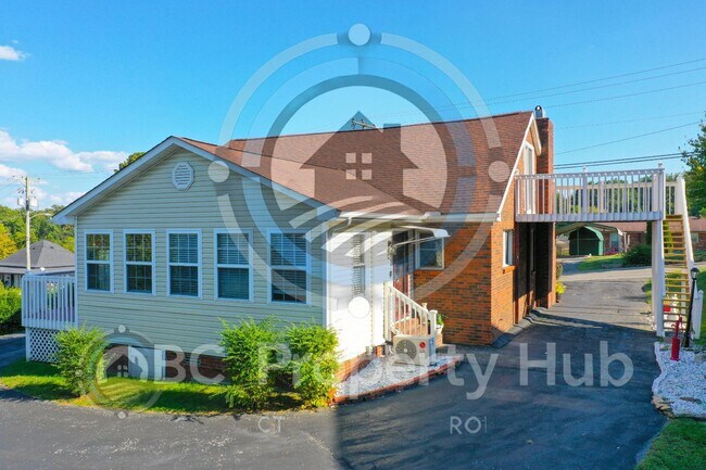 Building Photo - 305 E 3rd St