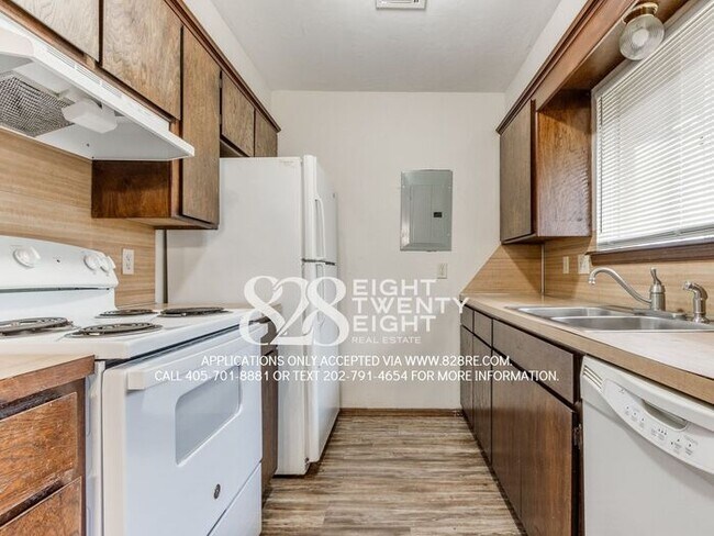 Building Photo - West Norman 2 Bed/1 Bath Duplex WITH Fenced Backyard! AVAILABLE NOW!